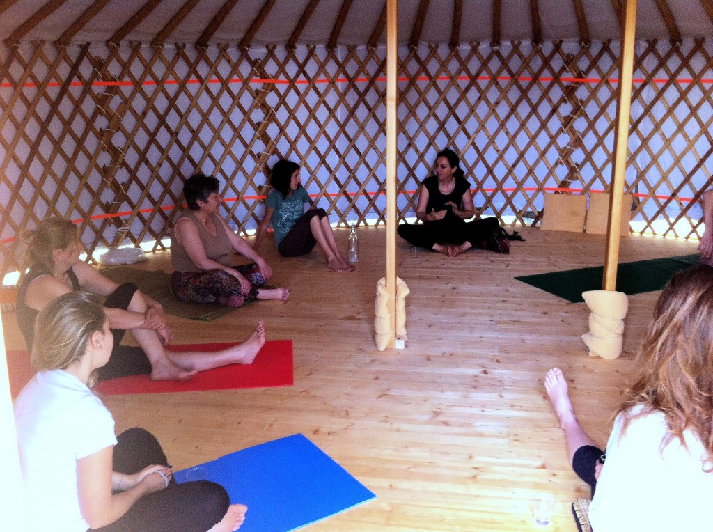 yoga in yurta-ecovillaggio